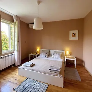 https://sunny-central-apartment.sofiahotelsbg.com